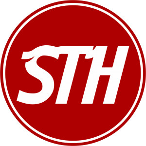 Círculo vermelho com a sigla "STH", semelhante a um símbolo de super-herói.